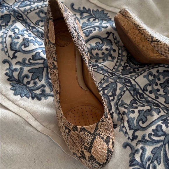 Nurture Snakeskin leather Cork Heel Pumps size 8 4” heel - Picture 13 of 16